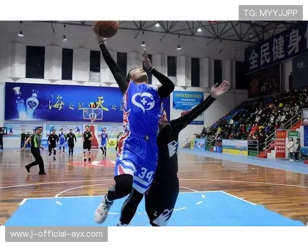 上海队上篮被封盖后迅速打出反击得分，展现完美团队协作